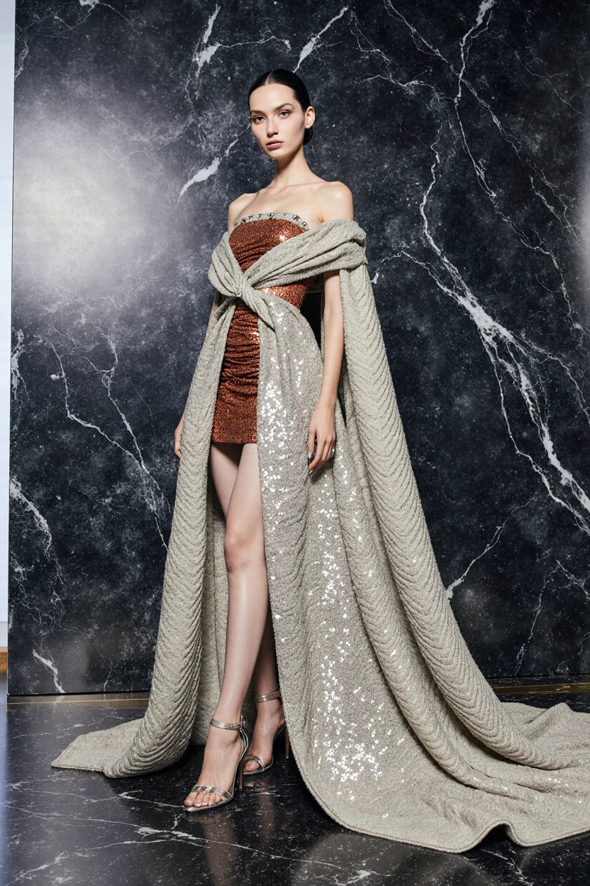 Vestido sin tirantes con sobrefalda