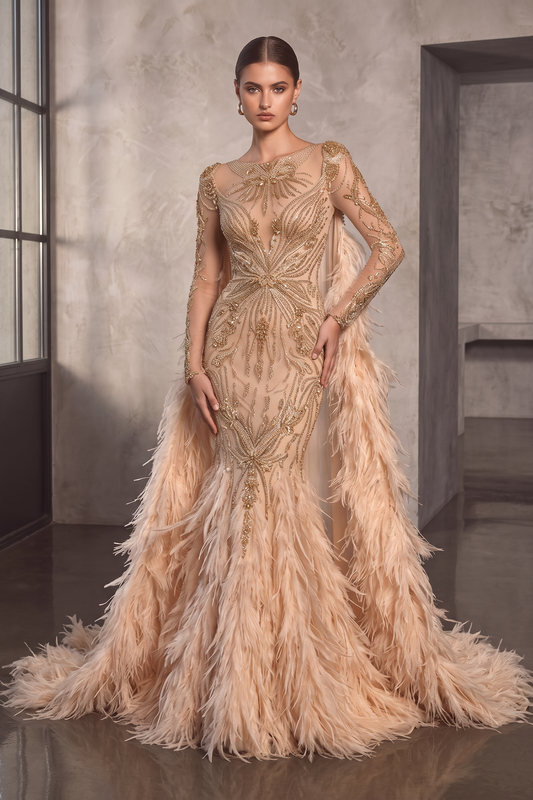 Vestido con plumas y drapeado bordado