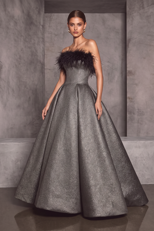 Vestido de noche acampanado sin tirantes con plumas
