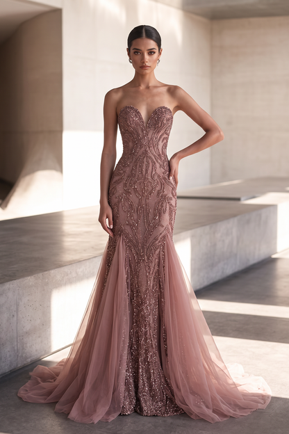 Vestido sin tirantes con godetes acampanados