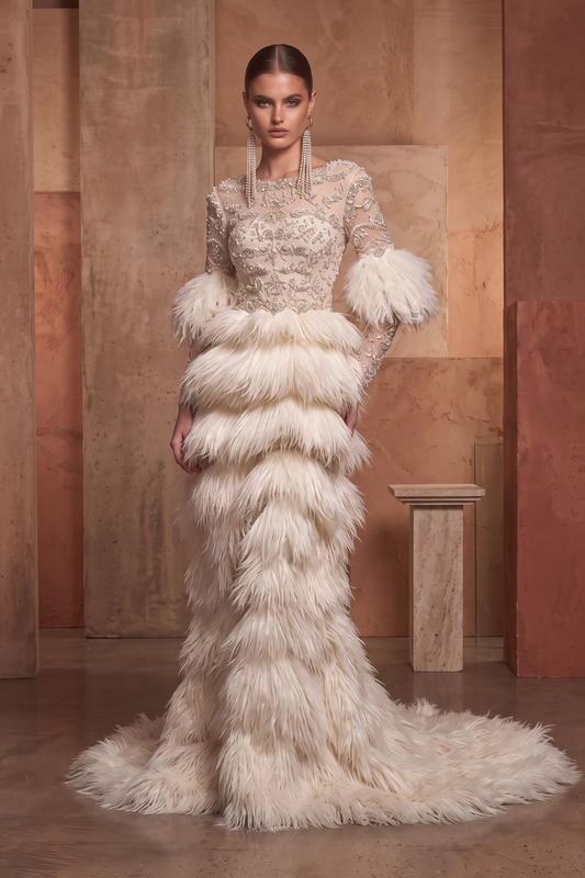 Vestido escalonado de plumas