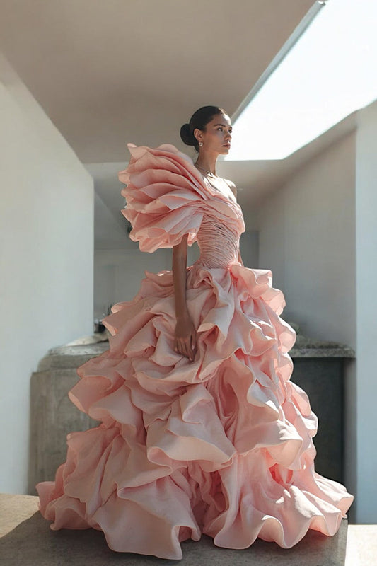 Vestido de noche asimétrico con capas